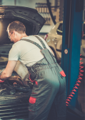 mecanicien qui travail sur une voiture